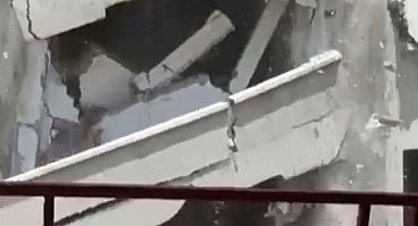 Elazığ'da yıkım makinesinin dokunduğu bina, yerle bir oldu