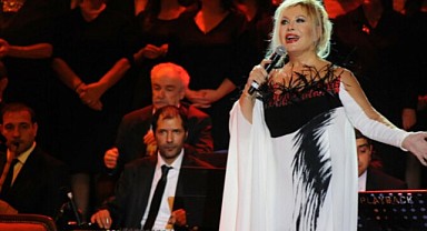 Emel Sayın'ın Gençlik Fotoğrafı Hayranları Tarafından Övgü Aldı