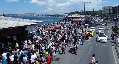 Eminönü'nde bayram nedeniyle oluşan insan seli havadan görüntülendi