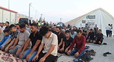 Enkaz kent Hatay'da buruk bayram namazı