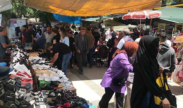 Enkazların gölgesinde bayram telaşı