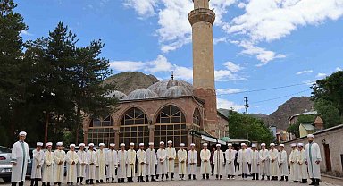 Erzurum'da 58 kuran kursu öğrencisi icazet merasiminde belgelerini aldılar