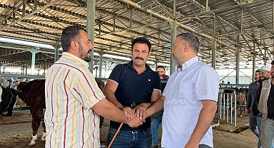 Eskişehir'de kurbanlık satıcısı çifte bayram yapıyor