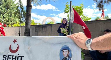 Eskişehir'de şehit aileleri arife günü kabirleri ziyaret edip dua okudular