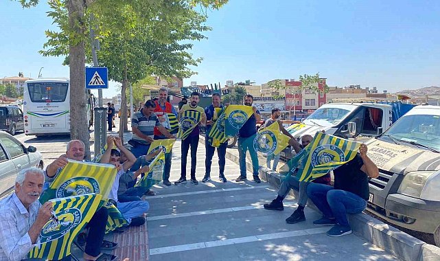 Esnafa Şanlıurfaspor bayrağı dağıtıldı