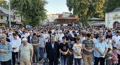 Eyüp Sultan Camisi'nde Bayram Namazı coşkusu: Binlerce kişi camiye akın etti