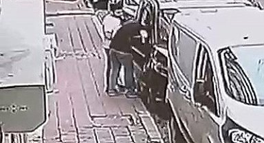 Fatih'te lüks aracın içinden televizyon ve 20 bin lira değerinde döviz çaldılar: O anlar kameralara yansıdı