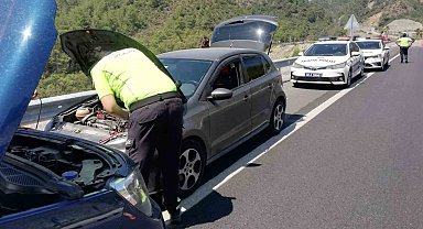 Fethiye'de yolda kalanların imdadına polis ekipleri yetişti