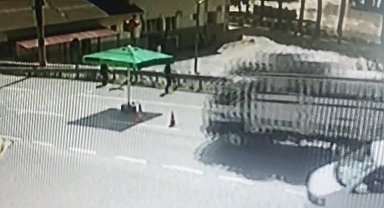 Freni boşalan kamyon kontrol noktasına daldı