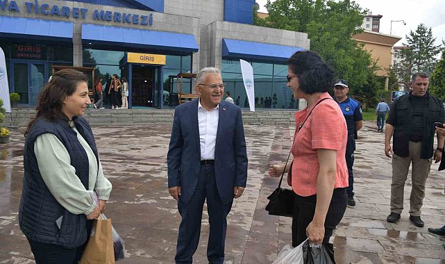 Fuar ziyaretinde depremzede esnaftan Başkan Büyükkılıç'a: "Sizleri hep örnek gösterdik"