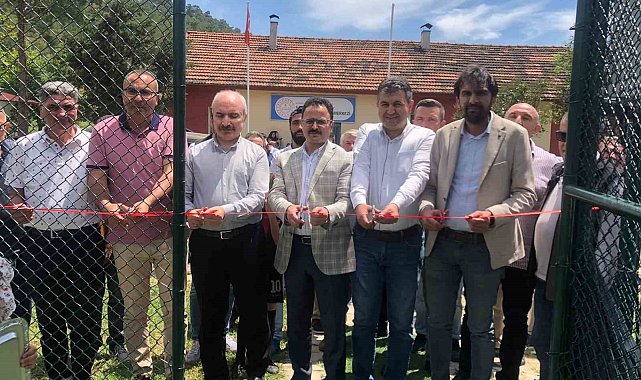 Gediz'de merhum muhtar Ali Rıza Güneş'in adı köyünde açılışı yapılan halı sahaya verildi