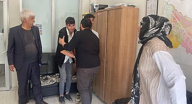 Gençlerden örnek davranış: Buldukları bir çanta dolusu altını polis merkezine teslim ettiler