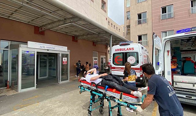 Geri manevra yapan otomobil öğrencilere çarptı: 2 yaralı