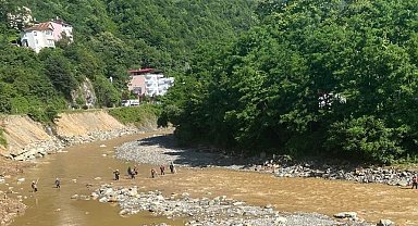 Giresun'da selin yaraları sarılıyor, kayıp şahsı arama çalışmaları sürüyor