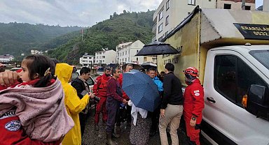Giresun'un Duroğlu Beldesi'nde evlerin mahsur kalan vatandaşlar tek tek kurtarılıyor