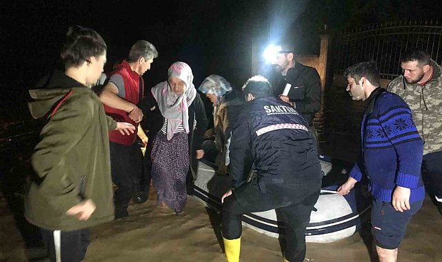 Göle dönen sokaklardan botlarla böyle kurtarıldılar