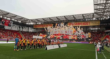 Göztepe taraftarı, 5 farklı dilde transfer ve şampiyonluk istedi