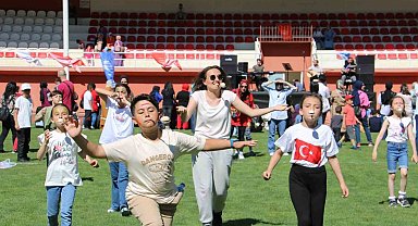Gümüşhane'de karnesini alan çocuklar Yenişehir Stadyumunda doyasıya eğlendi