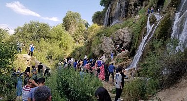 Gurbetçilerinde gelmesiyle Girlevik Şelalesinde yoğunluk arttı