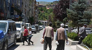 Hakkari'nin en işlek caddesi bayram için trafiğe kapatıldı