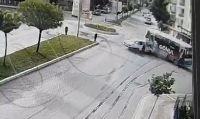 Halk otobüsüyle otomobilin çarpışma anı kamerada