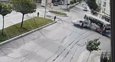 Halk otobüsüyle otomobilin çarpışma anı kamerada