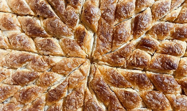 Hamarat kadınlar kolları sıvadı, çıtır baklavalar bayrama hazırlandı
