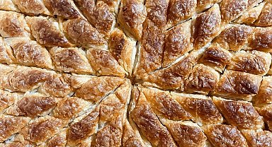 Hamarat kadınlar kolları sıvadı, çıtır baklavalar bayrama hazırlandı