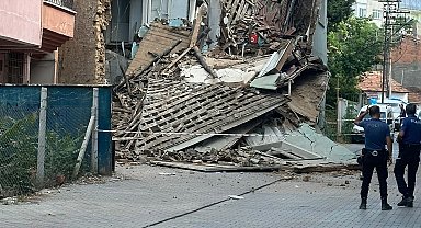 Hasarlı kerpiç evde göçük meydana geldi
