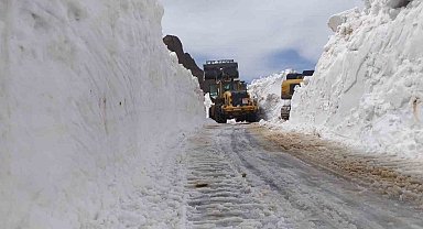 Haziran ayında 3 metreyi bulan karda yol açma çalışması