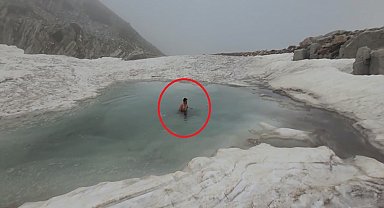 Haziran sonunda Uludağ'ın buzlu göllerinde yüzüyor