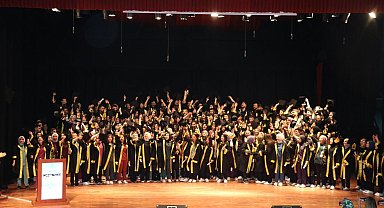 Hemşirelik Fakültesinde mezuniyet coşkusu