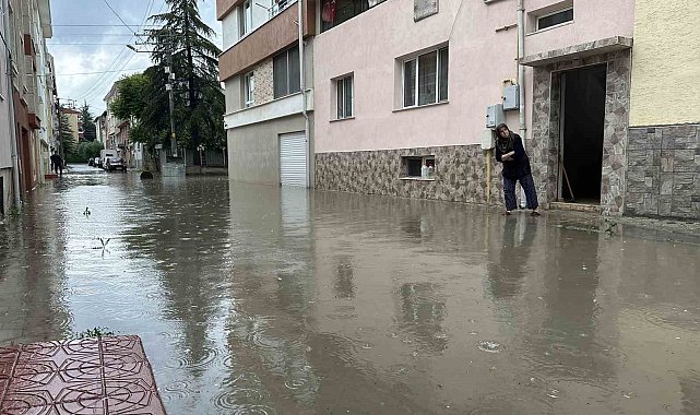 Her yağmurda bodrumu su dolan kadın ESKİ'ye isyan etti