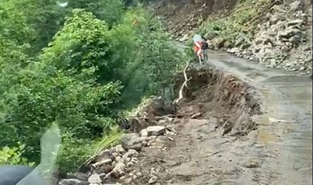 Heyelan nedeniyle yolun çökme anı kameralara yansıdı