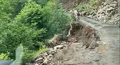 Heyelan nedeniyle yolun çökme anı kameralara yansıdı