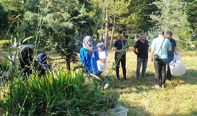 Hisarcık'ta arife günü vatandaşlar ilçe mezarlığına akın etti