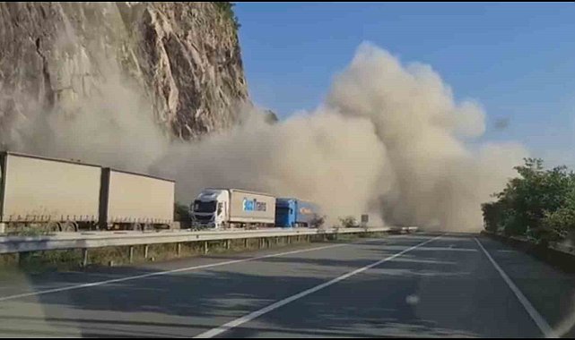 Hopa'da heyelan korkuttu, 1 tır zarar gördü, o anlar kameraya yansıdı