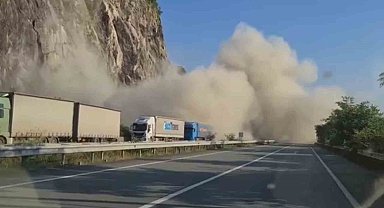 Hopa'da heyelan korkuttu, 1 tır zarar gördü, o anlar kameraya yansıdı