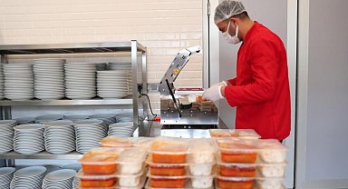 İhtiyaç sahiplerine her gün iki öğün yemek ulaştırılıyor