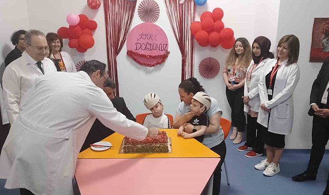İngiltere'de operasyonla ayrılan siyam ikizleri 5'inci yaş günlerini kutladı