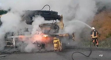 İş makinesi taşıyan çekici seyir halindeyken alev aldı