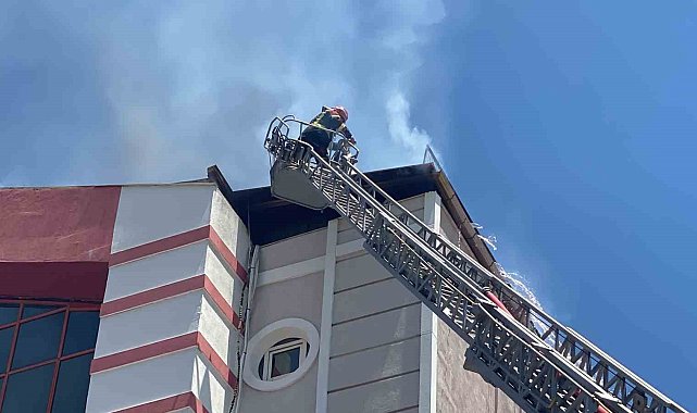 İş merkezinin çatısında çıkan yangın büyümeden söndürüldü