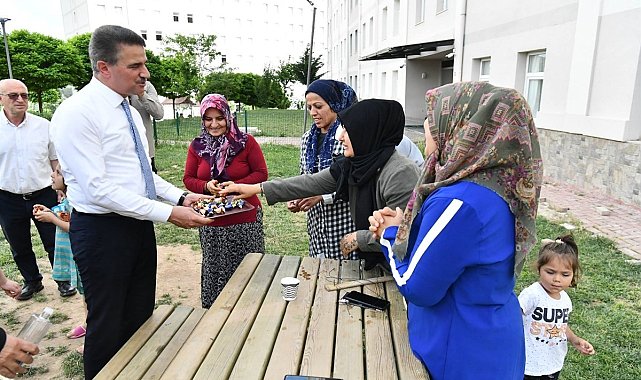 Isparta Valisi Aydın Baruş depremzedelerin bayramını kutladı