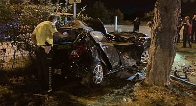 Isparta'da kontrolden çıkan araç ağaca çarptı: 1'i ağır 2 yaralı