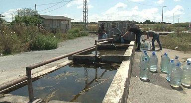 İstanbul'da uzun süren bakım çalışması nedeniyle suları akmayan vatandaşlar çeşmelere akın etti