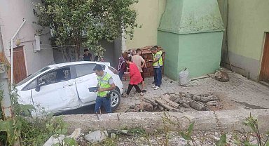 İstinat duvarından caminin bahçesine düşen otomobildeki 4 kişi yaralandı