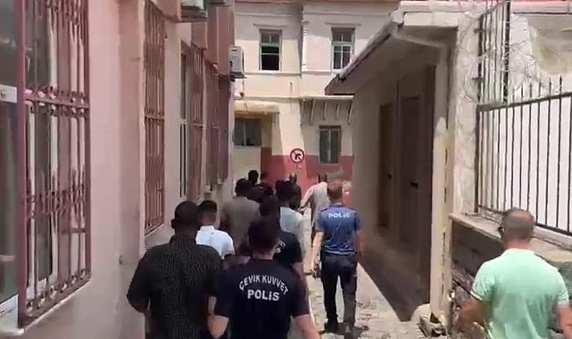 İzmir polisi düzensiz göçmenleri kıskaca aldı: 109 kişi yakalandı