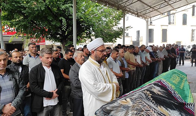 İzmir'de kabloyla boğulmuş halde ölü bulunan genç kadın son yolculuğuna uğurlandı