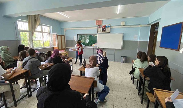 İzmir'de öğrenciler karnelerini aldı