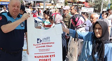 İzmit'te vatandaşlara kurban poşeti dağıtıldı